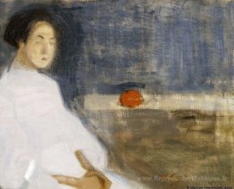 Femme assise en robe blanche