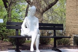 Femme sur un banc