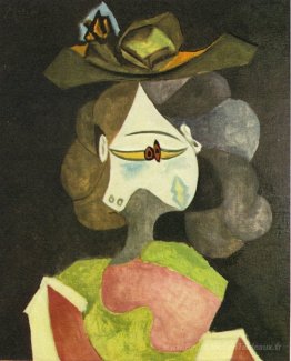Un chapeau avec des fleurs
