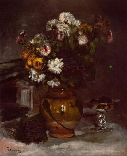 Fleurs dans un vase et un verre de champagne