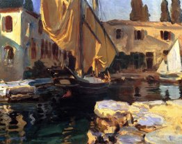 San Vigilio. Un bateau avec une voile dorée