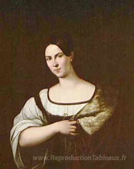 Belle femme aux cheveux noirs dans un manteau d'hermine