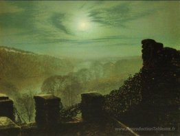 Pleine lune derrière le nuage de cirrus des remparts de château
