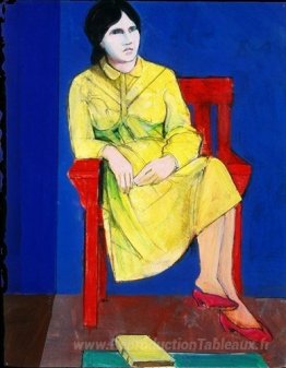 Femme dans une robe jaune