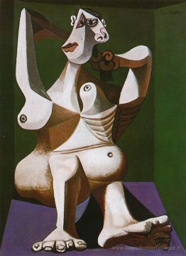 Femme coiffant ses cheveux