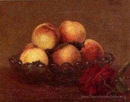 Nature morte pêche dans une tasse en verre un rose foncé avec un