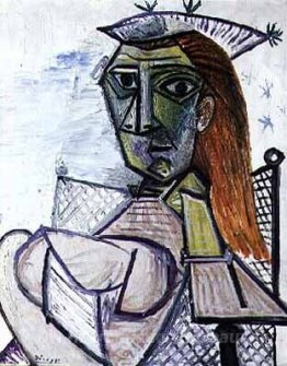 Femme assise dans un fauteuil