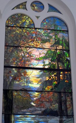 Fenêtre avec coucher de soleil d'automne dans la forêt