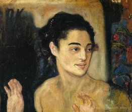 Fille aux mains levées