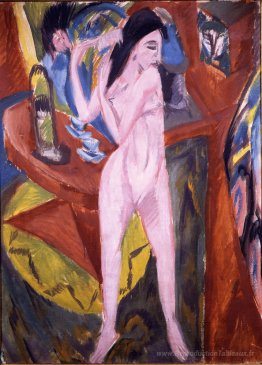 Femme nue en peignant les cheveux