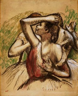 Trois danseurs de ballet, un avec une taille de cramoisi sombre
