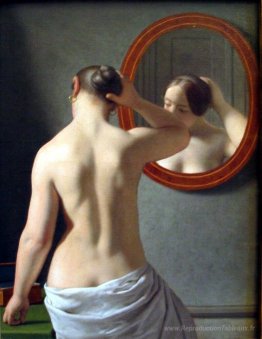 Femme debout devant un miroir