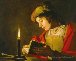 Jeune homme lisant à la lumière des bougies