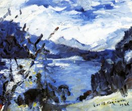 Le Walchensee avec une chaîne de montagnes et un rivage