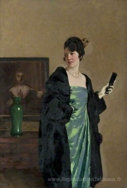 Dame dans une robe verte