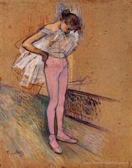 Danseuse ajustant ses collants