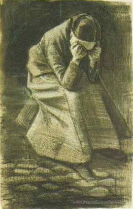 Femme assise sur un panier avec la tête dans les mains