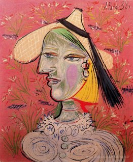 Femme avec un chapeau de paille sur fond floral