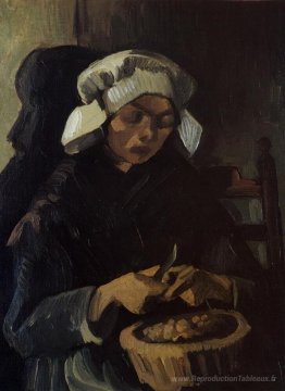 Païe paysanne qui épluche des pommes de terre
