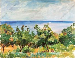 Gurzuf. Les arbres en arrière-plan de la mer.