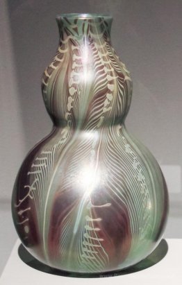Vase à double gourde avec feuilles peintes stylisées