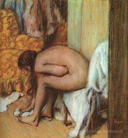 Après le bain (femme qui séchant les pieds)