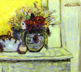 Vase avec anémonies et vase vide