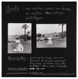 Geste: Me Cacher Sous Un Drap au milieu du lieu de la place publ