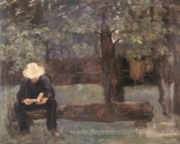 Homme assis sur une bûche