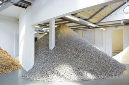 Les décombres de construction de l'espace central de la tente, t