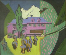House Violett en face d'une montagne enneigée