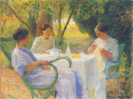 Jeunes femmes dans le jardin à Marquayrol