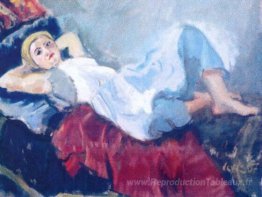 Femme sur le canapé