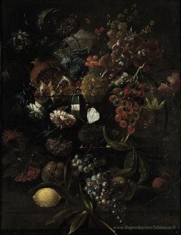 Diverses fleurs dans un vase en verre avec des raisins bleus, de