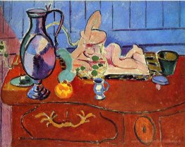 Nature morte avec une cruche en étain et une statuette rose