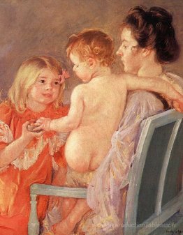 Sara remet un jouet au bébé