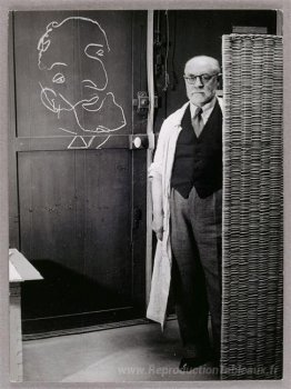 Henri Matisse se tenant contre un écran et dessin avec de la cra
