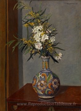 Fleurs blanches dans un vase décoré
