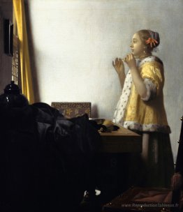 Jeune femme avec un collier de perles