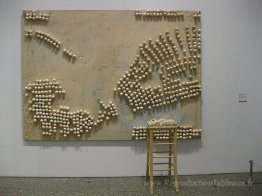 Panneau avec des œufs et des tabourets