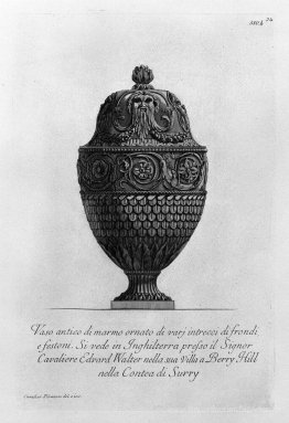 Vase antique de marbre décoré de festons et divers parcelles de