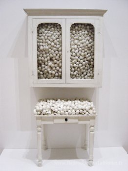 Armoire blanche et table blanche
