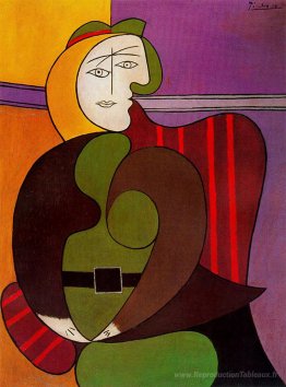 Femme assise dans un fauteuil rouge