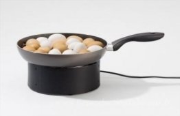Objet cinétique avec des œufs et des pommes de terre