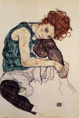 Femme assise avec genou plié