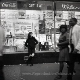 New York (femme s'appuyant sur la vitrine)