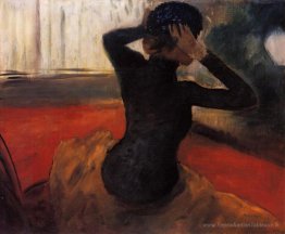 Femme qui essaie un chapeau
