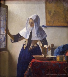 Jeune femme avec un pichet d'eau