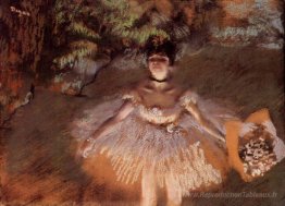 Danseuse sur scène avec un bouquet