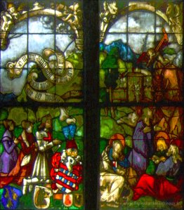 Ces vitraux du côté ouest de la chapelle de la famille Blumeneck